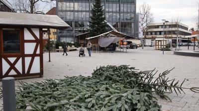 Aufbau Acherner Weihnachtsmarkt für die Eröffnung am 1.12. Er findet diesmal wieder wie früher auf dem Rathausplatz mit, aber kleiner wegen der Sparkassen-Baustelle im hinteren Bereich