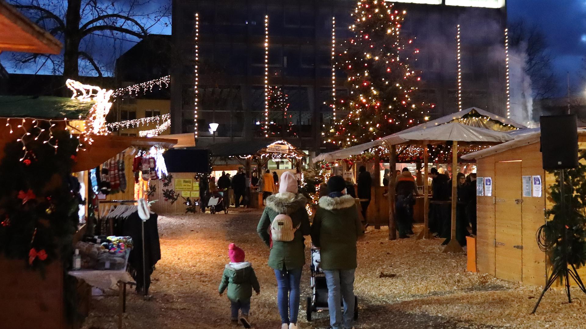 Schönes Ambiente: Das Weihnachtsdorf in Achern kann mit Einhaltung der 2G-plus-Regel besucht werden. Die Glühwein-Treffs laden zum verweilen ein. 