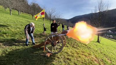 Exklusiv - Bilanz der Silvesternacht in Achern und in der Region - Böllerfreunde Achertal pflegten mit zwölf Kanonenschüssen altes Brauchtum 