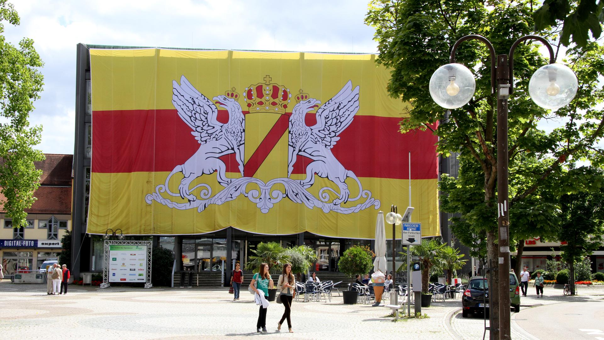 Badische Flagge über dem Acherner Rathaus