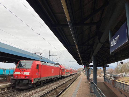 Regionalexpress im Bahnhof Achern