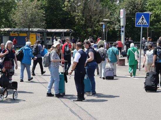 Viele Fahrgäste, manche mit Koffern, stehen am Bahnhof in Achern.