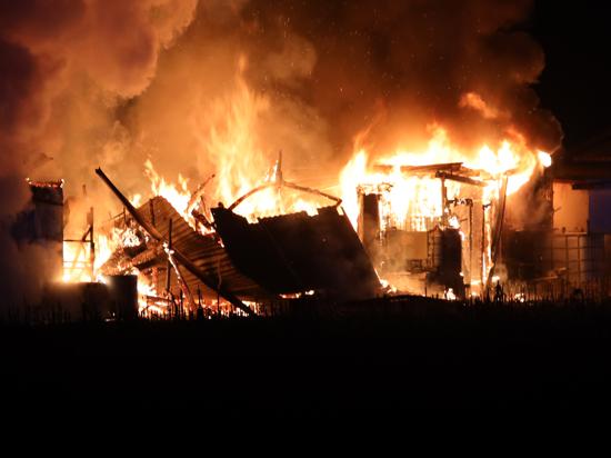 Gleich drei Gartenhütten brannten in einer Gartenanlage in Achern.