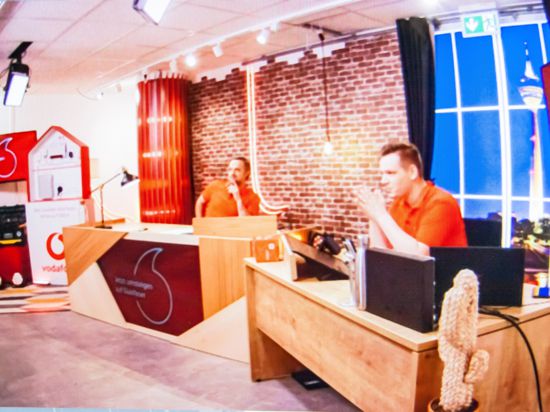 Die Informationsveranstaltung rund um den Breitbandausbau in Achern wurde von Verkaufs-Managern in einem Vodafone-Studio geleitet. Foto: Michael Brück 