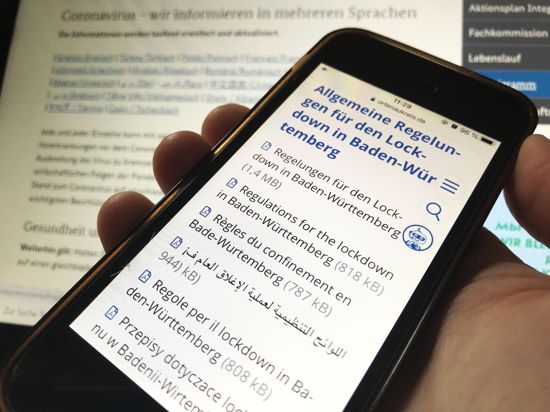 Digitale Wege: In verschiedenen Sprachen informieren zum Beispiel der Ortenaukreis und der Bund (im Hintergrund) über die Pandemie und die aktuell geltenden Maßnahmen.
