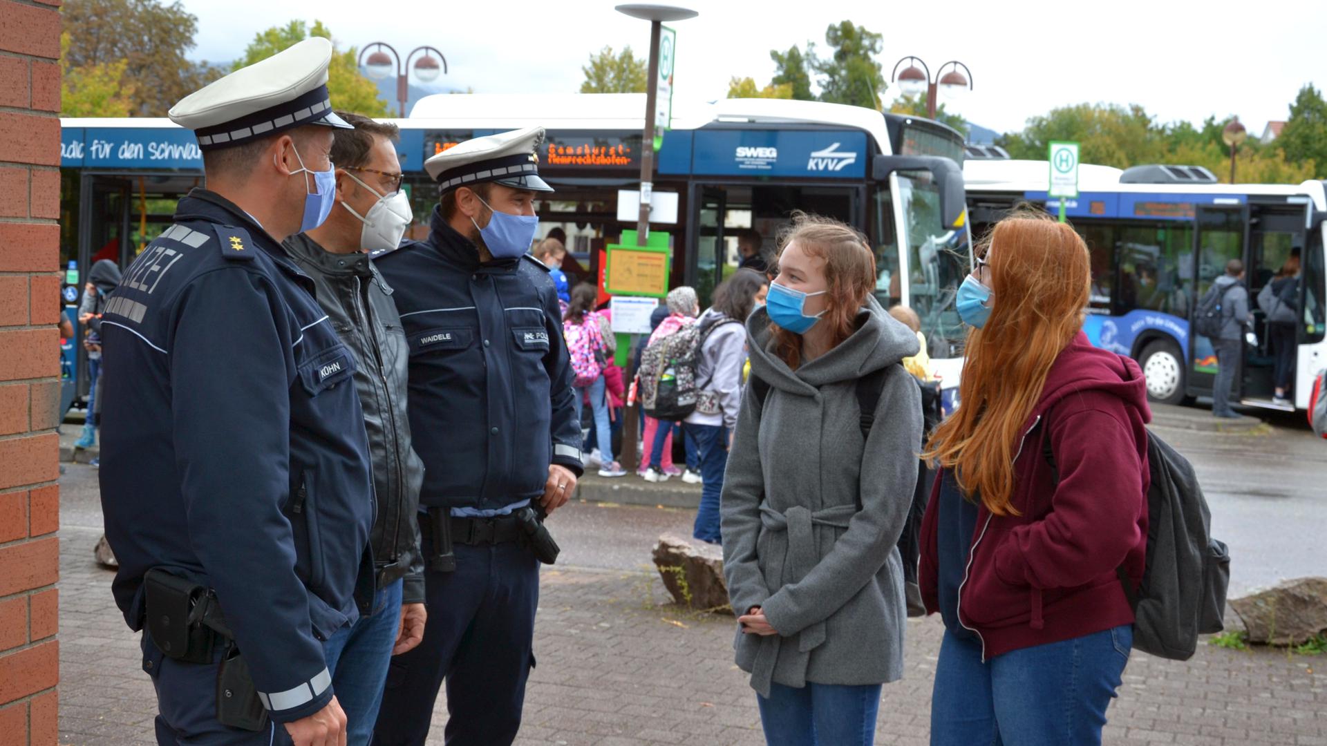 Kontrolle der Maskenpflicht im ÖPNV am Acherner Bahnhof, Polizei im Gespräch mit zwei Schülerinnen