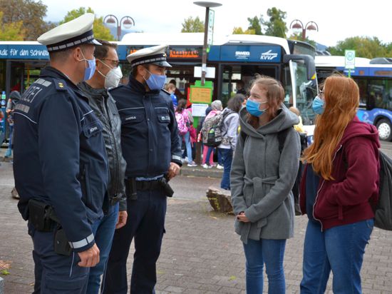 Kontrolle der Maskenpflicht im ÖPNV am Acherner Bahnhof, Polizei im Gespräch mit zwei Schülerinnen