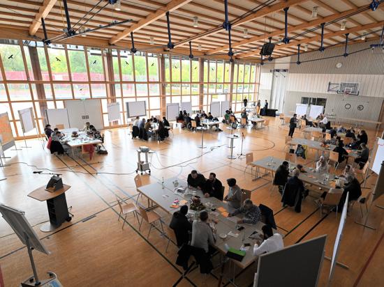 Viele Ideen: An neun Tischen überlegten die Arbeitsgruppen in der Schlossfeldhalle in Großweier, wie Achern im Jahr 2030 aussehen könnte. 