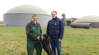 Karl-Philipp und Raphael Baumert mit Hund Lana vor der eigenen Biogasanlage, Baumert Hof Achern