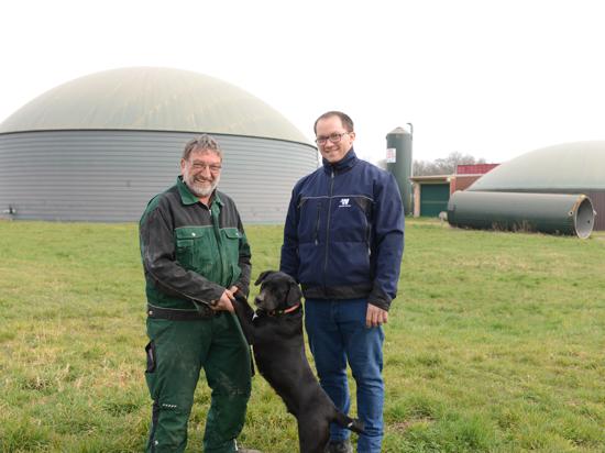 Karl-Philipp und Raphael Baumert mit Hund Lana vor der eigenen Biogasanlage, Baumert Hof Achern