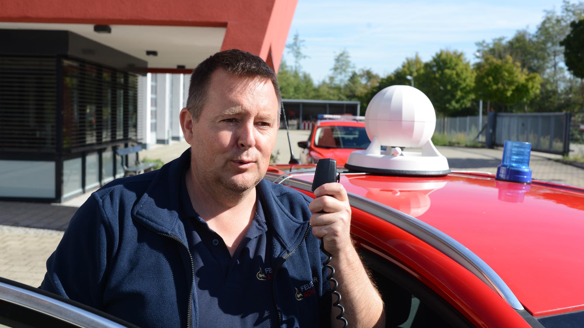 Acherns Feuerwehrkommandant Michael Wegel mit der neuen Sirene der Feuerwehr