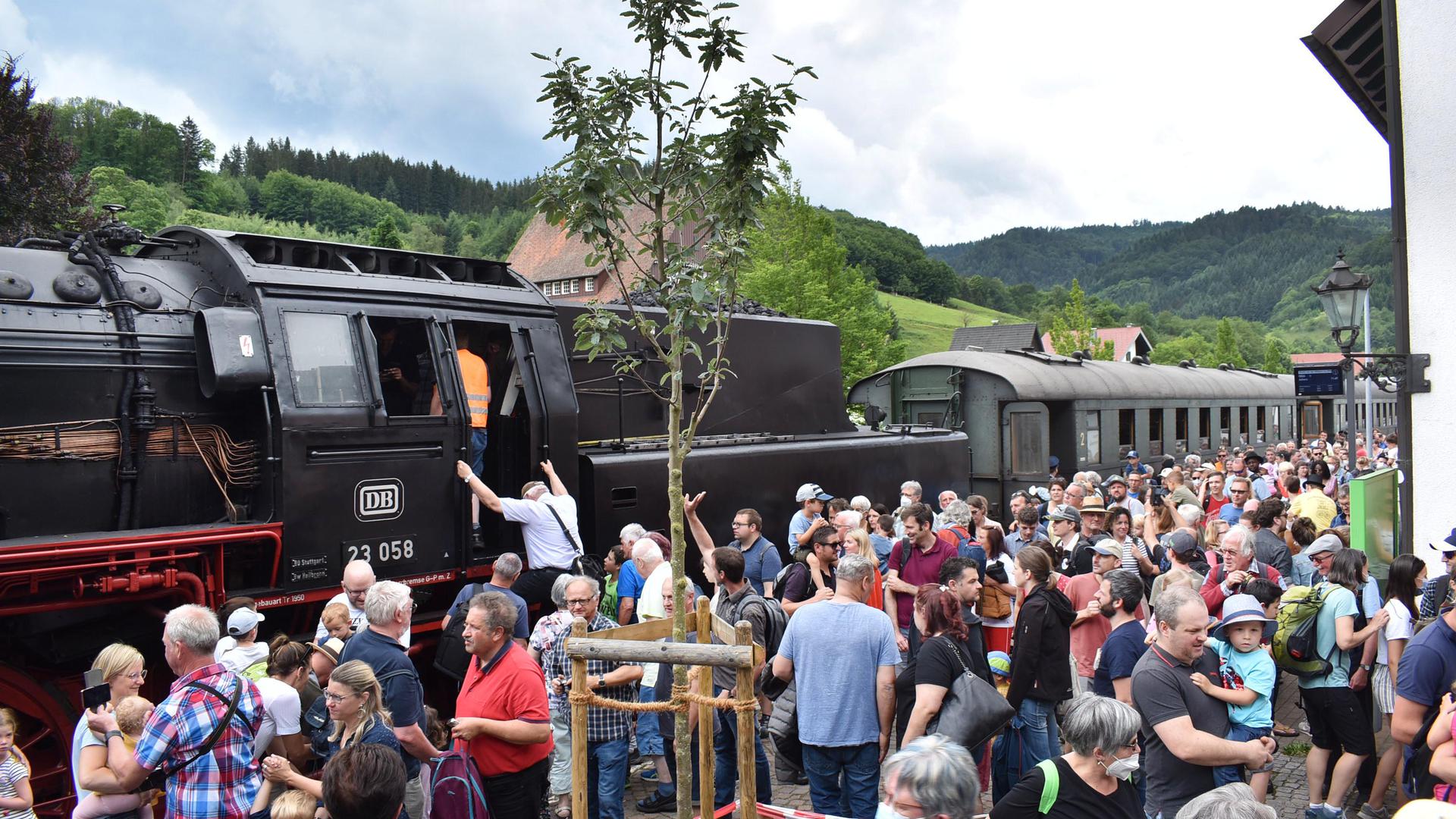 Abstimmung mit Fahrkarten und Füßen: Der Dampfzugbetrieb im Achertal am Pfingstmontag stößt auf riesige Resonanz. 