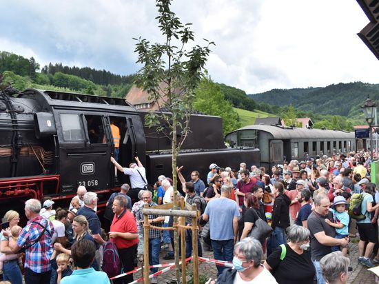Abstimmung mit Fahrkarten und Füßen: Der Dampfzugbetrieb im Achertal am Pfingstmontag stößt auf riesige Resonanz. 