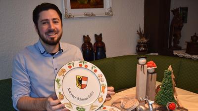 Regionale Spezialität: Daniel Kuhn, Juniorchef des Gasthauses Zur Hoffnung, mit Exemplaren des „Acherner Schmaus-Tellers“ aus den 1980er Jahren.