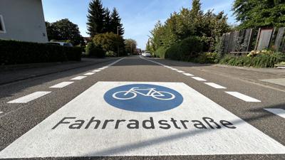 Mitten auf eine Fahrbahn ist ein riesiges Hinweis auf die Fahrradstraße gemalt.