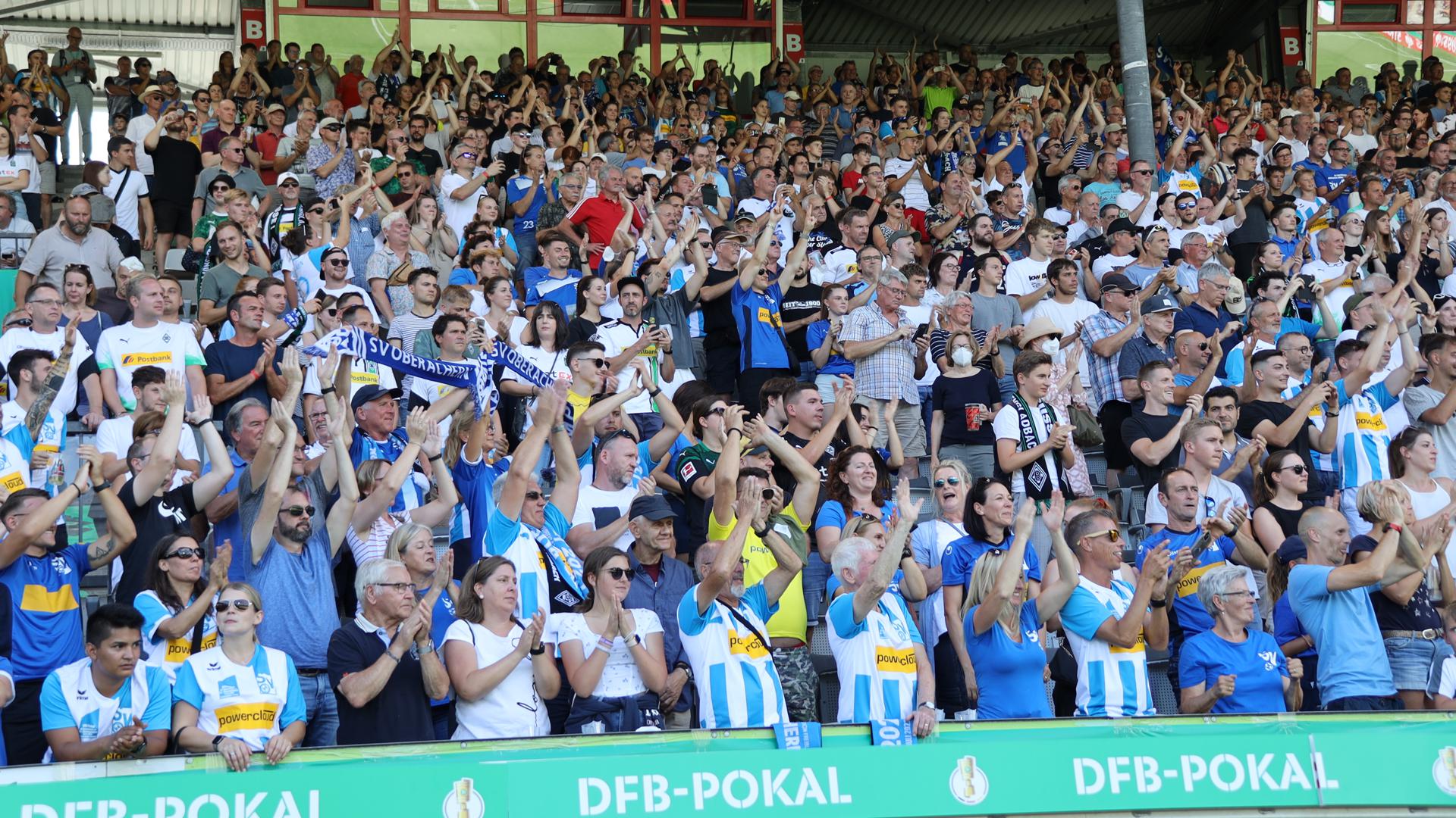 Fans des SV Oberachern jubeln im Stadion