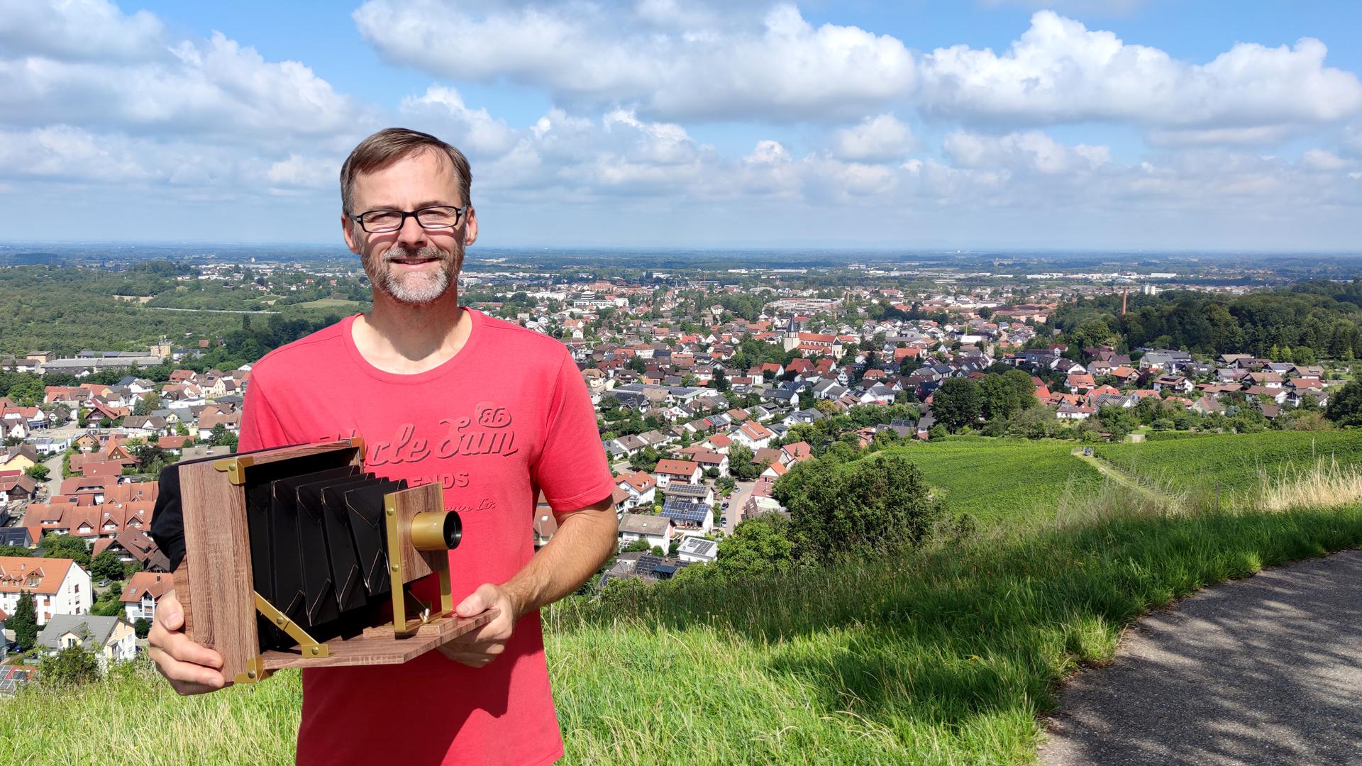 Alexander Fehr auf dem „Bienenbuckel“ mit Blick auf Oberachern. 