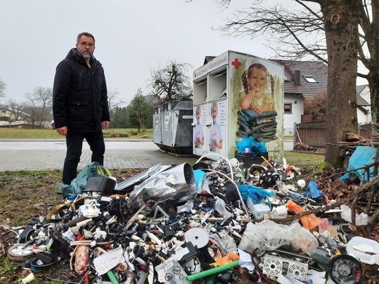Richtig wütend ist Ortvorsteher Gerd Boschert über den Müllfrevel beim Friedhof, wo illegal u.a. Elektroschrott, Kunststoffteile und Elektrogeräte abgeladen wurden.