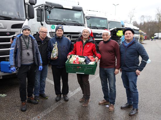Freiwillige bringen den LKW-Fahrern Päckchen, die über die Feiertage an den Autobahnraststätten, u.a. am Acherner Eurorastplatz, gestrandet sind (mit Stimmen von Fahrern)