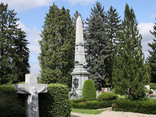 Auf dem Acherner Friedhof erinnert ein riesiger Obelisk an Joseph Fallert: Er wanderte mit 15 Jahren nach Amerika aus und wurde dort Bierbrauer. 