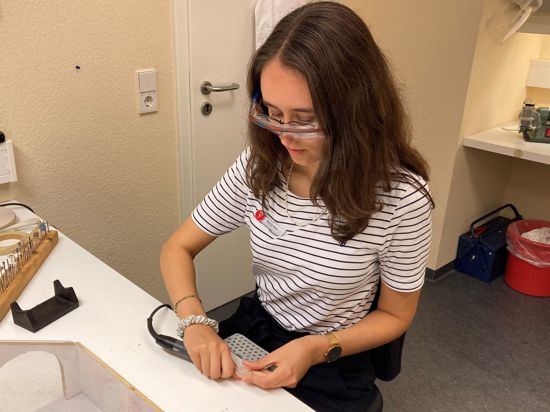 Schutzbrille muss sein: Ronja Neu lernt als angehende Hörgeräteakustikerin bei Hörgeräte Lorenz, wie man ein sogenanntes Ohrstück fräst.