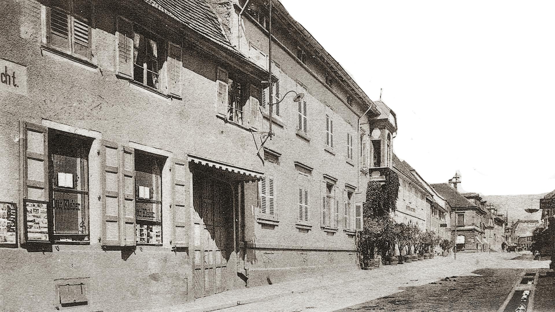 Im Jahr 1904 war das Erdgeschoss des Brecht-Hause  bereits an den Acherner Schreibwarenhändler und Buchbinder Otto Kleber vermietet. 