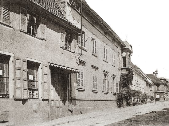 Im Jahr 1904 war das Erdgeschoss des Brecht-Hause  bereits an den Acherner Schreibwarenhändler und Buchbinder Otto Kleber vermietet. 