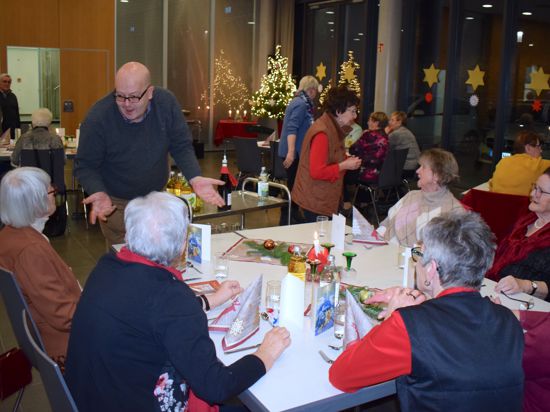 Beim Heiligabend für Alleinstehende in Achern lernten die Gäste den neuen katholischen Pfarrer Christof Scherer kennen.