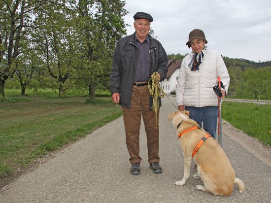 Seit Jahrzehnten gehören Hunde zum Leben von Gretel und Rüdiger Hahn. Das Ehepaar aus Achern ist aber auch noch bereit, mit dem Hundeführerschein dazu zu lernen. Foto: Michael Brück 
