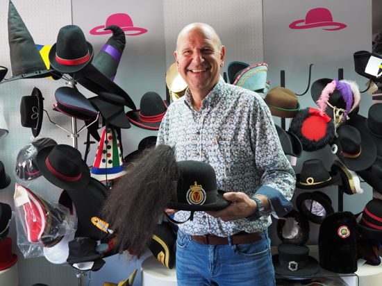 Für Theater, Musicals oder Trachtenvereine stellt die Hutfabrik Kopfbedeckungen her - oder, wie in diesem Fall, für die königliche Ehrengarde von Norwegen, zeigt Firmenchef Uwe Sutterer.