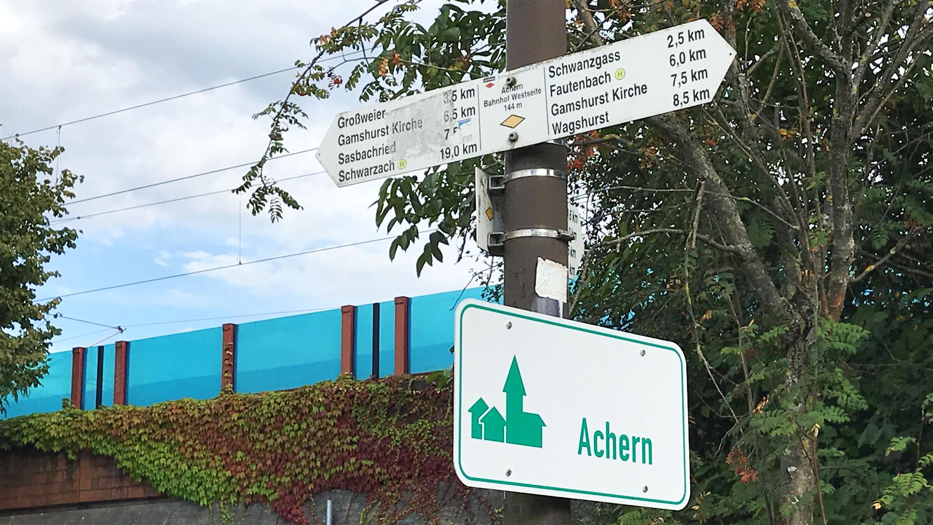 Leserfrage: Prominenter Platz: Auf die Schwanzgass’ in Fautenbach wird auch auf Hinweisschildern des Schwarzwaldvereins hingewiesen - hier zum Beispiel am Hinterausgang des Acherner Bahnhofs.