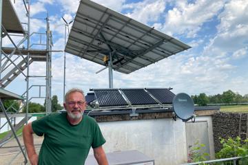 Thomas Merkt steht vor seinem Solar-Mast.