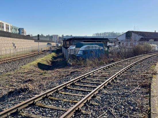 Bebauungsplan „Güterhallenstraße – Hinterbann“ in Achern soll Betonwerk verhindern / Gleise der Achertalbahn (SWEG) 