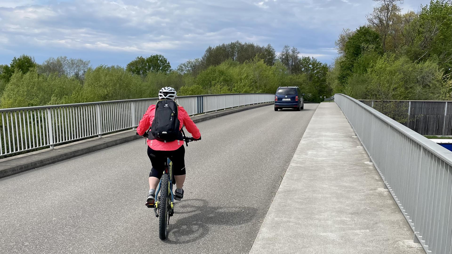 Brücke über die Autobahn bei Achern-Großweier / Radweg / Gamshurst