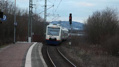 Ein RegioShuttle der SWEG fährt an Gleis 9 im Bahnhof Appenweier ein, um dann seinen Weg nach Straßburg fortzusetzen.