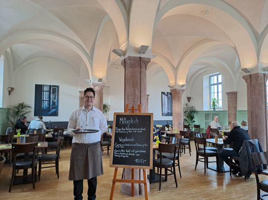 Niclas Knapp serviert im Illenau Arkaden Bistro in Achern vegetarische und vegane Gerichte. 