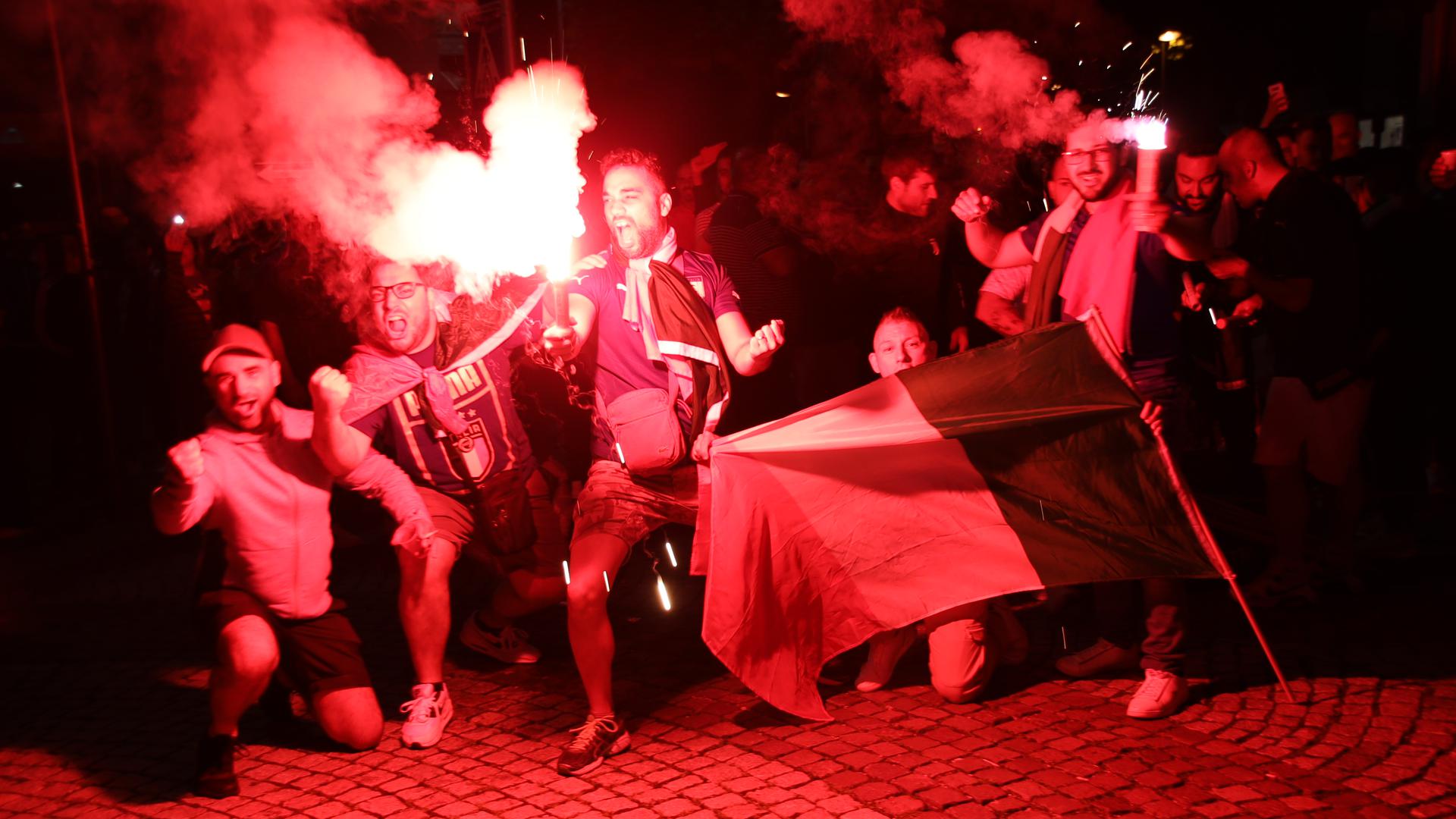 Ekstase in Achern: Italienische Fans zünden Bengalos auf dem Rathausplatz.
