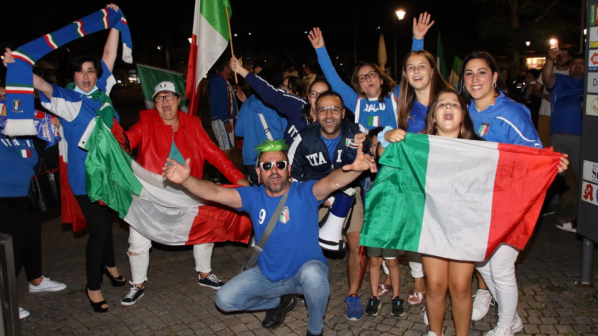 Mit Kind und Kegel: Italienische Fans feiern den EM-Titel in Achern ausgelassen.