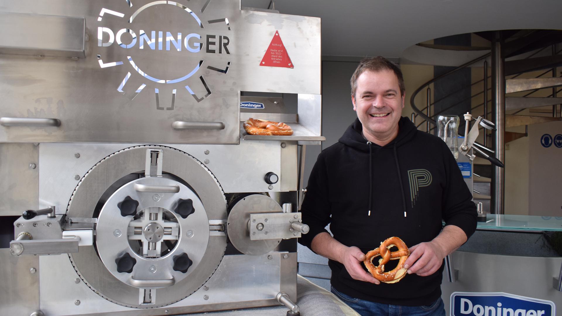 Joachim Doninger aus Obersasbach ist Maschinenbauer und Tüftler. „Spitze auf dem Land“ nennt das Land seine Erfindungen wie diese Butterbrezel-Schmiermaschine. Er will sie an einem größeren Standort in Achern zur Serienreife bringen.