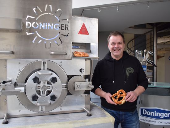 Joachim Doninger aus Obersasbach ist Maschinenbauer und Tüftler. „Spitze auf dem Land“ nennt das Land seine Erfindungen wie diese Butterbrezel-Schmiermaschine. Er will sie an einem größeren Standort in Achern zur Serienreife bringen.