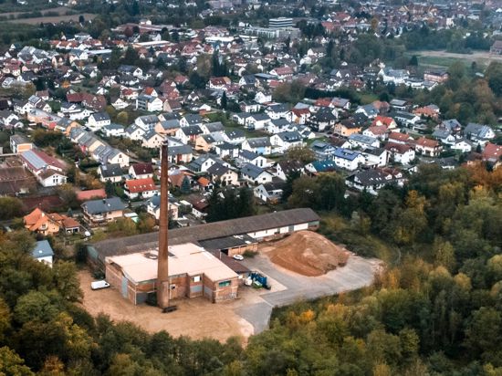Ein Luftbild von Oberachern mit der Ziegelfabrik im Vordergrund.
