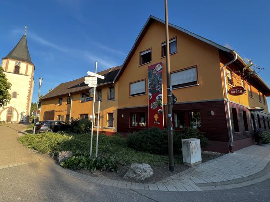 Das rund 800 Quadratmeter große Hotel und Restaurant bei der Kirche in Oberachern steht für 980.000 Euro zum Verkauf.