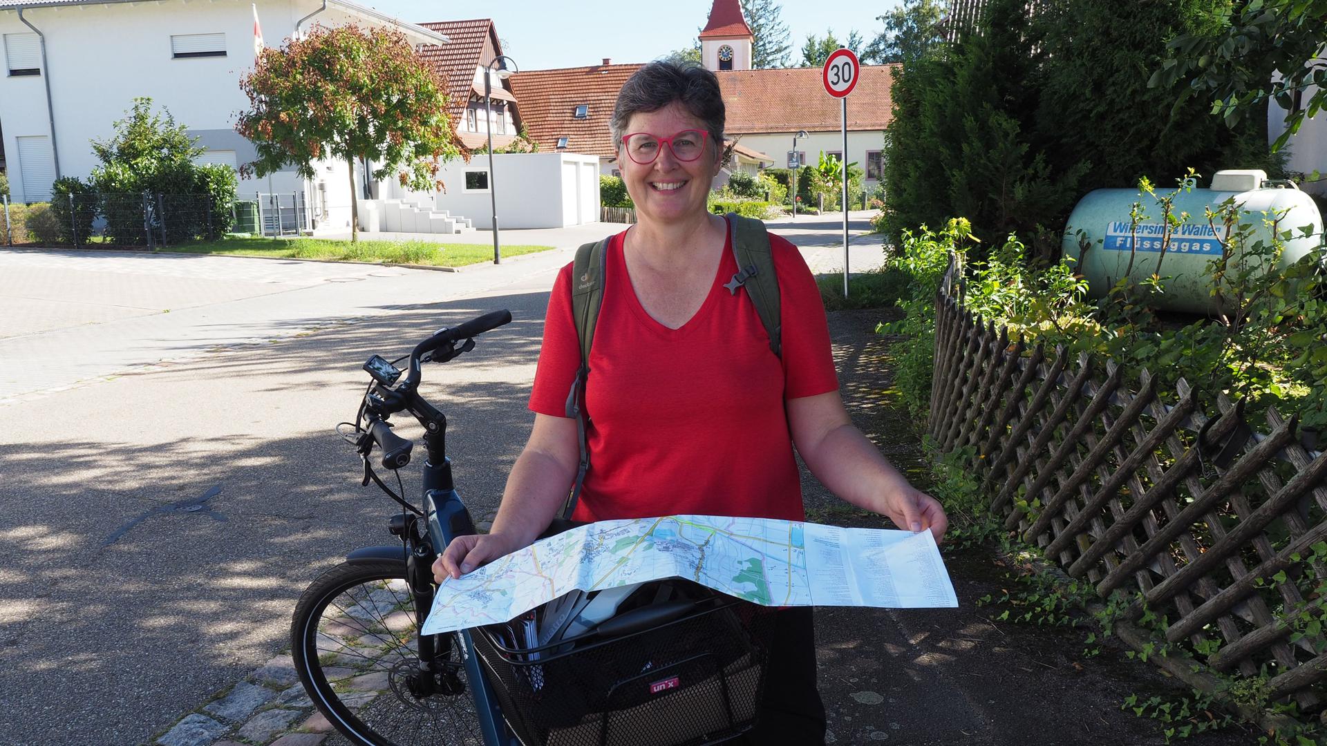 Frau mit Fahrrad und Landkarte