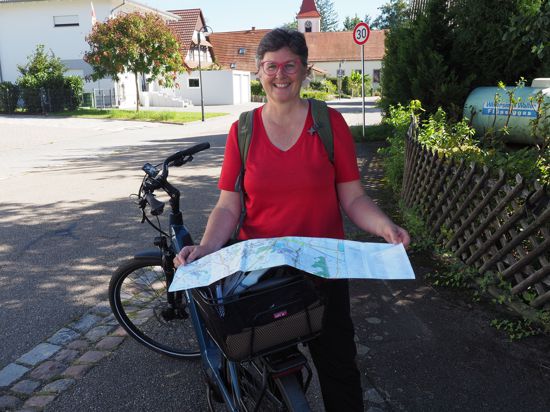 Frau mit Fahrrad und Landkarte