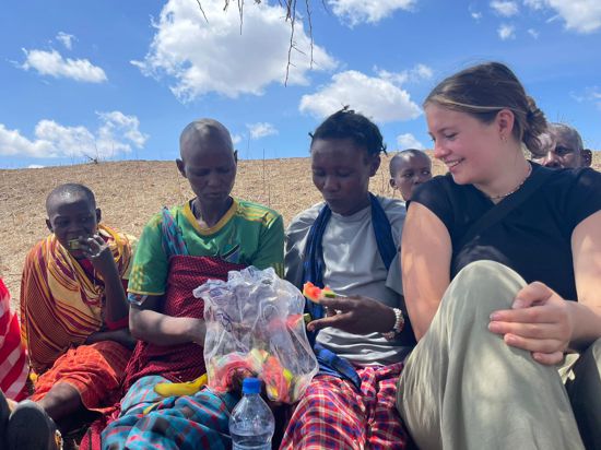 Lara Kollmannsberger aus Oberachern verbringt drei Monate in Tansania und hilft Kindern und jungen Frauen, deren Lebensumstände wesentlich schwieriger sind als in Deutschland.
