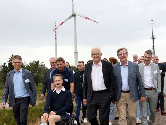 Aus einem Windrad sollen zwei werden: Ministerpräsident Winfried Kretschmann und Investor Matthias Griebl (vorne Zweiter von links) mit Vertretern der Politik auf der Hornisgrinde.
