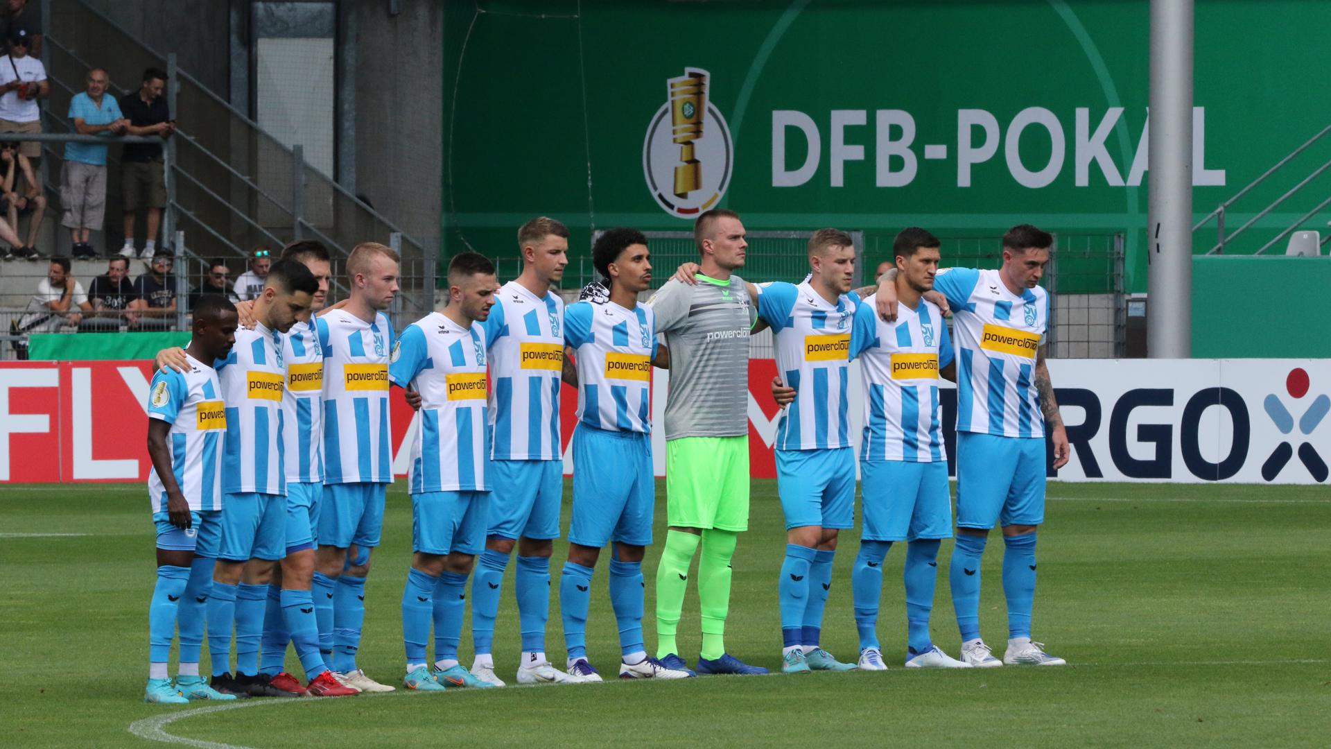 Die Spieler des SV Oberachern stehen vor dem Spiel gegen Gladbach im DFB-Pokal nebeneinander