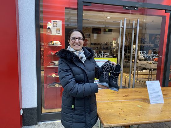 Miriam Schnell hält ein schwarzes Paar Winterschuhe hoch und hat diese beim Schuhhaus Butz in Achern gekauft.