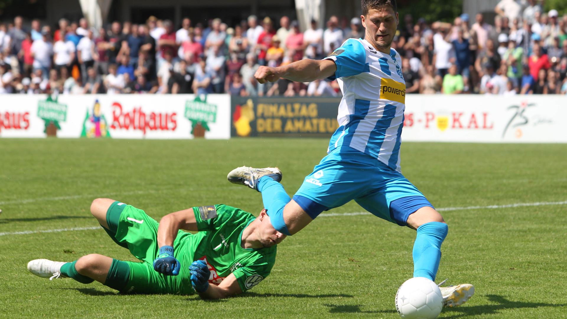Nico Huber trifft zum 1:0 im südbadischen Pokalfinale gegen den FC 08 Villingen.