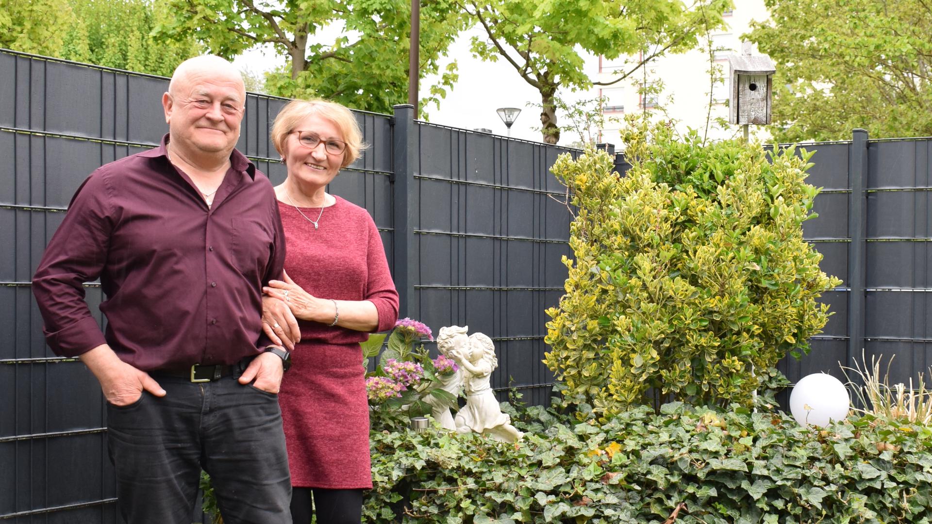 Peter und Olga Wellem stehen in ihrem Garten in Achern. 